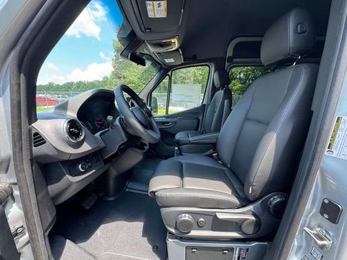 2025 Mercedes-Benz Sprinter 2500 144 WB Standard Roof Passenger
