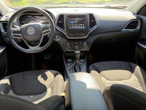 Gray 2019 Jeep Cherokee Latitude
