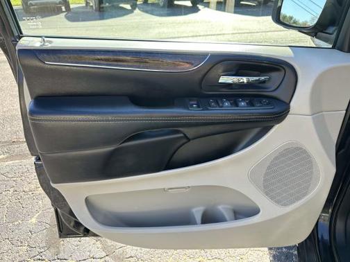 2016 Chrysler Town & Country Touring-L