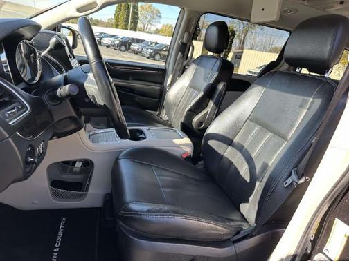 2016 Chrysler Town & Country Touring-L