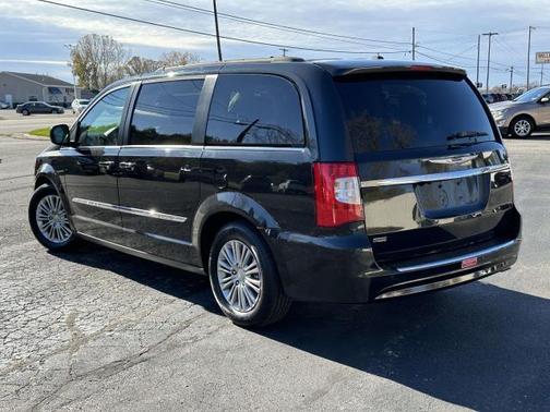 2016 Chrysler Town & Country Touring-L