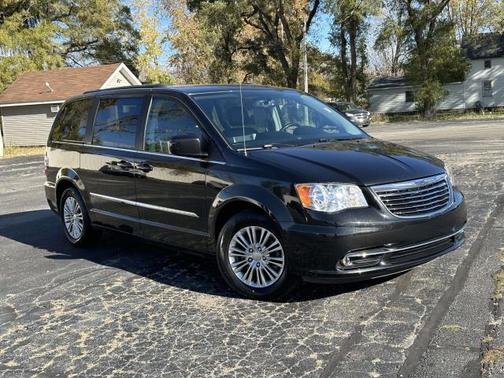 2016 Chrysler Town & Country Touring-L