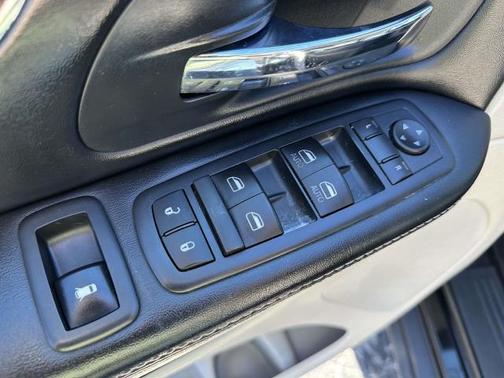 2016 Chrysler Town & Country Touring-L