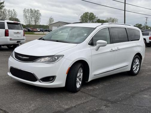White 2018 Chrysler Pacifica Touring-L