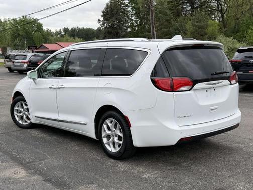 White 2018 Chrysler Pacifica Touring-L
