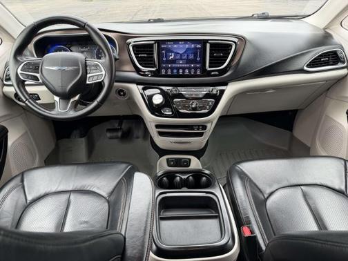 White 2018 Chrysler Pacifica Touring-L