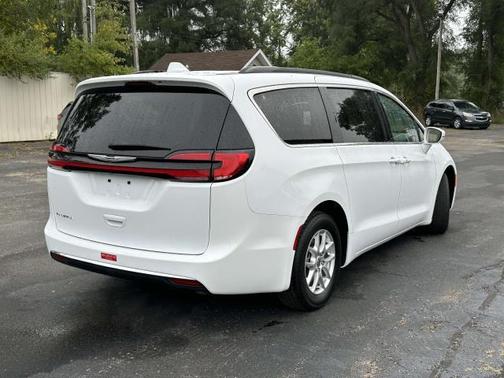 2022 Chrysler Pacifica Touring-L