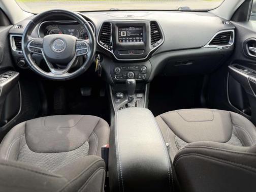 Black 2019 Jeep Cherokee Sport