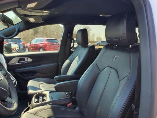 2024 Chrysler Pacifica Touring-L
