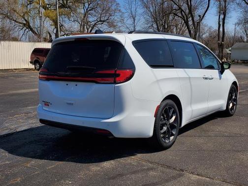 2024 Chrysler Pacifica Touring-L