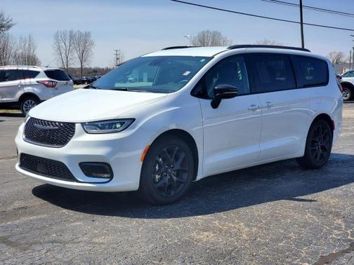 2024 Chrysler Pacifica Touring-L