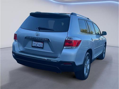 Classic Silver Metallic 2013 Toyota Highlander Limited