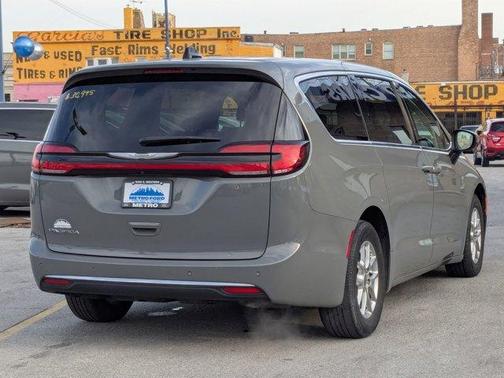 2023 Chrysler Pacifica Touring-L