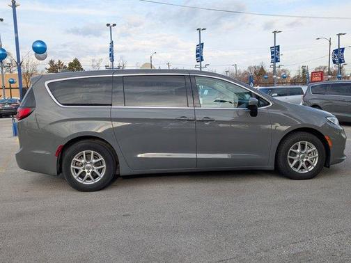 2023 Chrysler Pacifica Touring-L