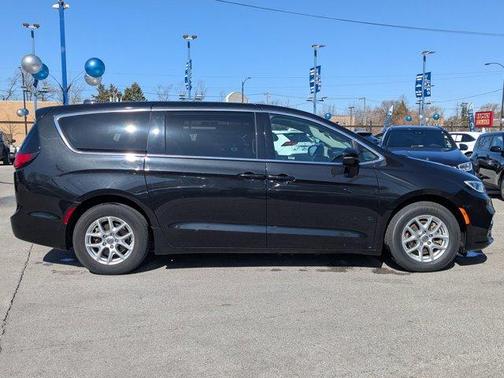 2023 Chrysler Pacifica Touring-L