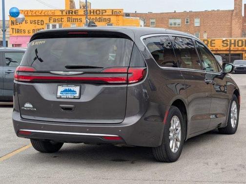 2023 Chrysler Pacifica Touring-L
