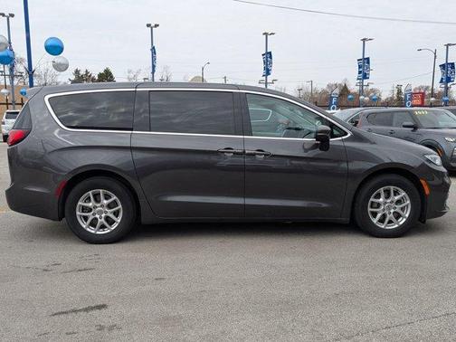 2023 Chrysler Pacifica Touring-L