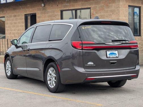 2023 Chrysler Pacifica Touring-L