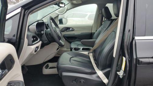 2024 Chrysler Pacifica Touring-L