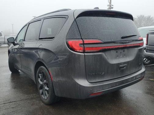 2023 Chrysler Pacifica Touring-L
