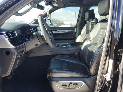 2023 Jeep Wagoneer Base