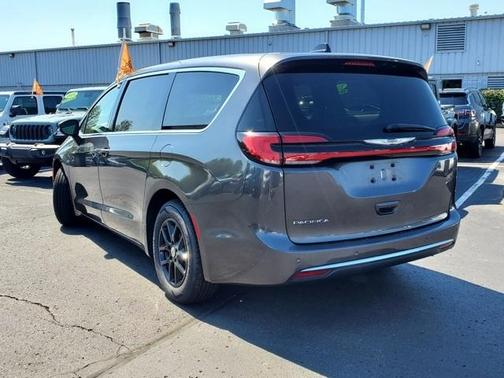 2023 Chrysler Pacifica Touring-L