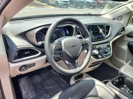 2023 Chrysler Pacifica Touring-L
