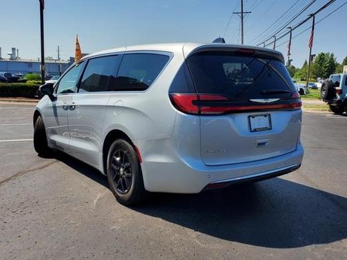 2023 Chrysler Pacifica Touring-L