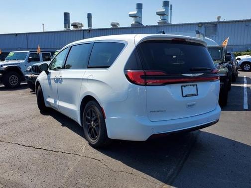 2023 Chrysler Pacifica Touring-L