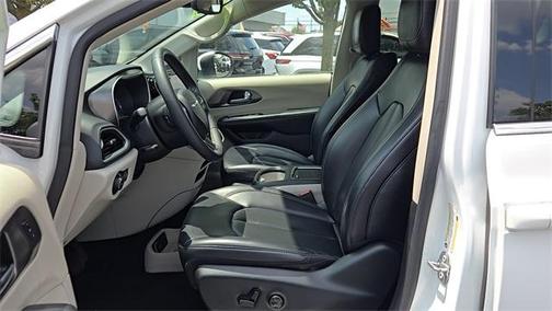 2023 Chrysler Pacifica Touring-L