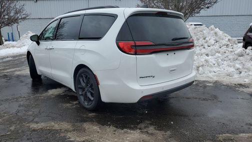 2023 Chrysler Pacifica Touring-L