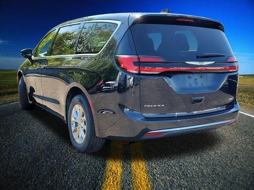Brilliant Black Crystal Pearlcoat 2023 Chrysler Pacifica Touring-L