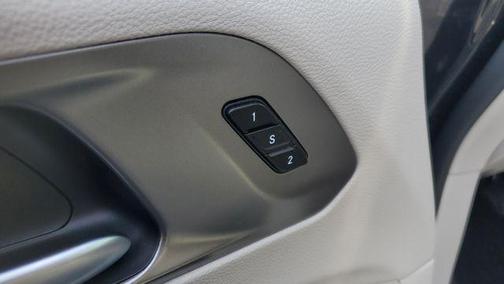 Brilliant Black Crystal Pearlcoat 2023 Chrysler Pacifica Touring-L
