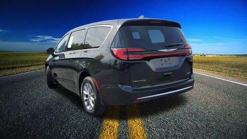 Brilliant Black Crystal Pearlcoat 2023 Chrysler Pacifica Touring-L