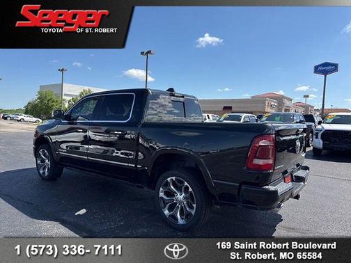 Diamond Black Crystal Pearlcoat 2022 RAM 1500 Limited