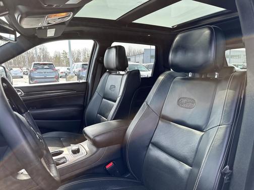 Photo 5 of 10 of 2016 Jeep Grand Cherokee Overland