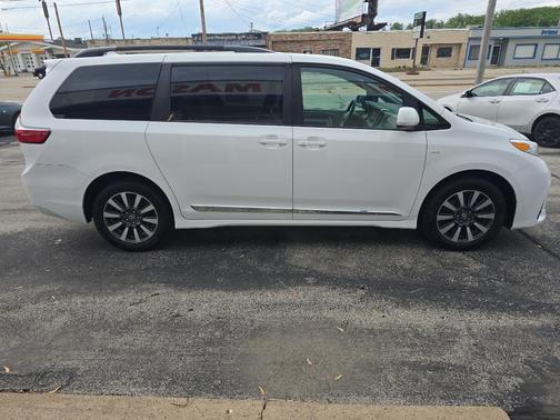 2019 Toyota Sienna LE