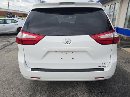 2019 Toyota Sienna LE