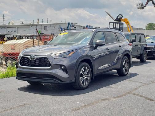 Magnetic Gray Metallic 2023 Toyota Highlander XLE