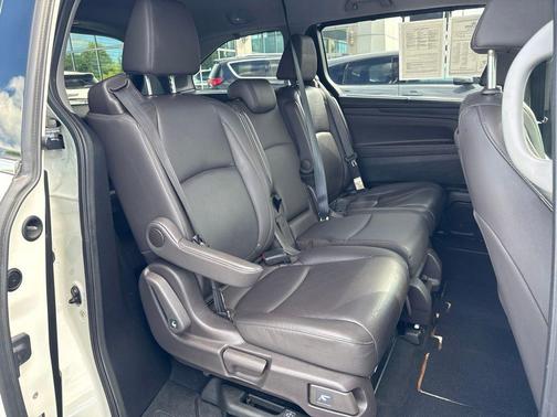 White Diamond Pearl 2019 Honda Odyssey Elite
