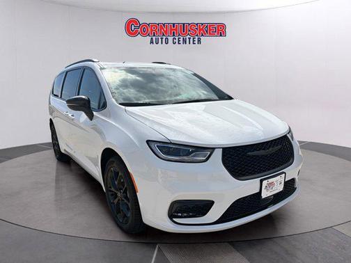 Bright White Clearcoat 2026 Chrysler Pacifica Limited Minivan