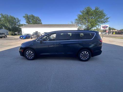 2025 Chrysler Pacifica Hybrid Select