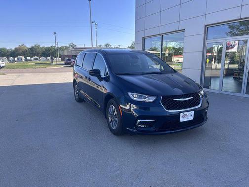 2025 Chrysler Pacifica Hybrid Select