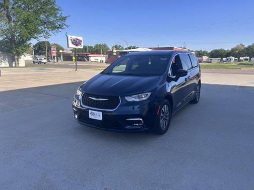2025 Chrysler Pacifica Hybrid Select