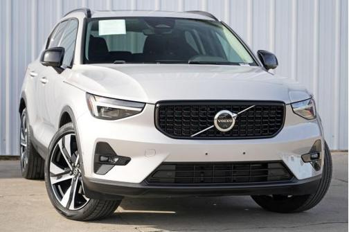 2023 Volvo XC40 B5 Ultimate Dark Theme