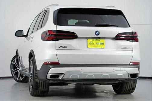 Mineral White Metallic 2024 BMW X5 PHEV xDrive50e