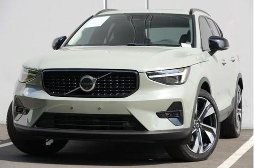 Sage Green Metallic 2024 Volvo XC40 B5 Ultimate Dark Theme