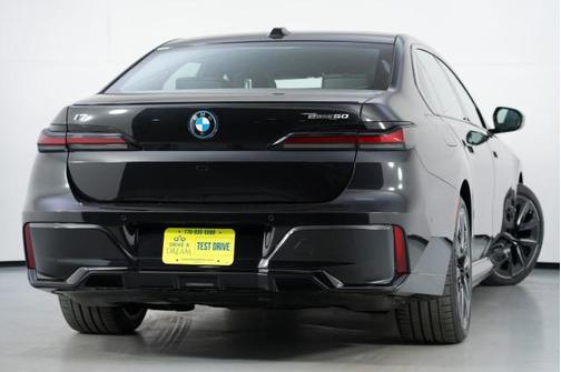 Black Sapphire Metallic 2024 BMW i7 eDrive50