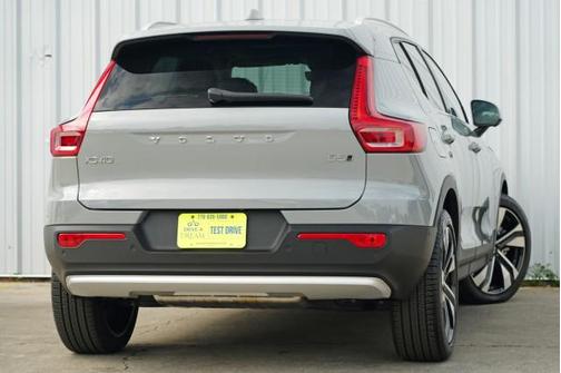 2024 Volvo XC40 B5 Ultimate Bright Theme