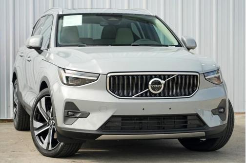 2024 Volvo XC40 B5 Ultimate Bright Theme